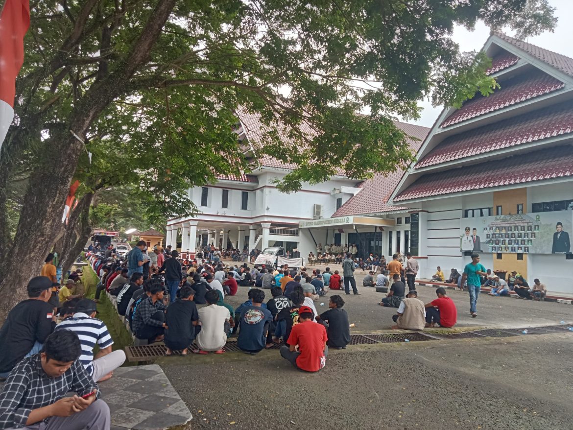 Ratusan Nelayan Sinjai Geruduk DPRD. (AT)